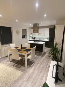Η κουζίνα ή μικρή κουζίνα στο Modern, spacious and comfortable 2 bed apartment in Southampton