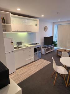 Η κουζίνα ή μικρή κουζίνα στο City Oasis Auckland