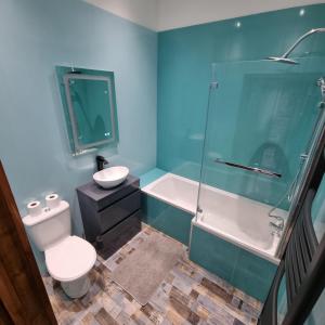 ライドにあるApartment 4 The Old Drill Hallのトイレ、シャワー、洗面台を備えたバスルーム