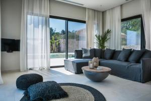 スパルティアにあるAlena by Vintage Travelの青いソファとテーブルのあるリビングルーム