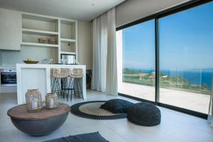 スパルティアにあるAlena by Vintage Travelの海の見えるリビングルーム