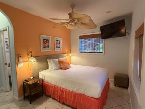 Ένα ή περισσότερα κρεβάτια σε δωμάτιο στο Half Off 3 BR Bed & Breakfast Steps from the Beach with AC
