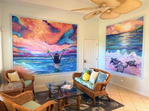 Χώρος καθιστικού στο Half Off 3 BR Bed & Breakfast Steps from the Beach with AC