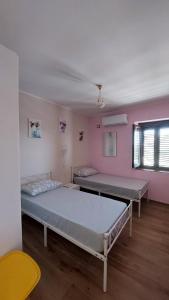 a room with two beds and a window at Casa Zia Maria 6 posti Monterosso Coast to Coast in Monterosso