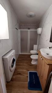 a bathroom with a washing machine and a sink at Appartamento da Zia Maria in Monterosso +26 photos