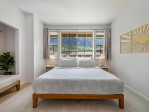 En eller flere senge i et værelse på Kalo Homes - Sunset Retreat + 73 billeder