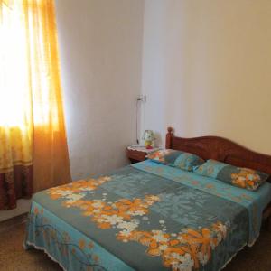 Schlafzimmer mit einem Bett mit blauer Decke in der Unterkunft Villa La Corniche in Trou aux Biches