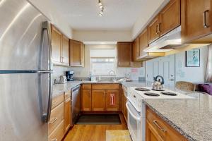 Billede fra billedgalleriet på Updated condo in oceanfront building with private beach access - near dining i St. Augustine