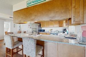 Billede fra billedgalleriet på Updated condo in oceanfront building with private beach access - near dining i St. Augustine