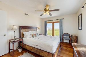 Ένα ή περισσότερα κρεβάτια σε δωμάτιο στο Updated condo in oceanfront building with private beach access - near dining