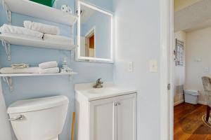 Ένα μπάνιο στο Updated condo in oceanfront building with private beach access - near dining +45 φωτογραφίες