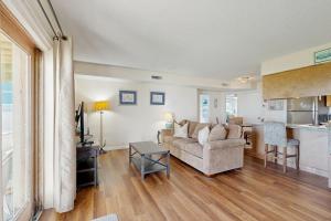 Η κουζίνα ή μικρή κουζίνα στο Updated condo in oceanfront building with private beach access - near dining