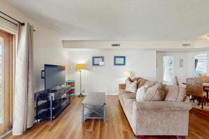 Χώρος καθιστικού στο Updated condo in oceanfront building with private beach access - near dining