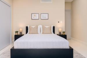 una camera da letto con un letto grande con due comodini di Upscale City Center Condo a Carlos Guerra Altre 25 foto