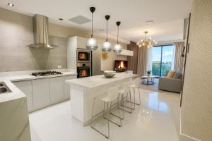 una cucina con isola e un soggiorno di Upscale City Center Condo a Carlos Guerra