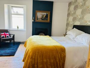 Postel nebo postele na pokoji v ubytování Old Post Office By The Sea