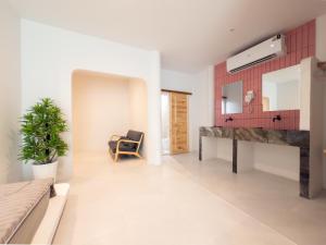 ein Badezimmer mit Waschbecken und Spiegel in der Unterkunft Fan Sea Resort Kohlarn in Ko Larn