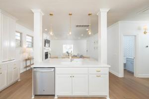 Una cocina blanca con fregadero y encimera. en Luxury Home next to U of A Dickson St & downtown, en Fayetteville