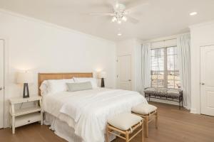 1 dormitorio blanco con 1 cama grande y ventilador de techo en Luxury Home next to U of A Dickson St & downtown, en Fayetteville 34 fotos más