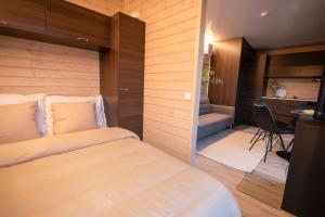 a bedroom with a bed and a desk and a chair at Yllas Cabin for Adventures and Remote Work in Ylläsjärvi