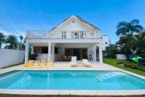 een villa met zwembad voor een huis bij Bonita Beach Villa in La Ceiba