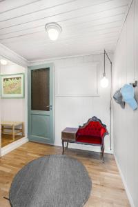 een kamer met een rood bed en een blauwe deur bij Arctic hilltop lodge - Room 4 in Guleng