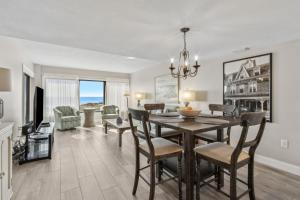 Un televizor și/sau centru de divertisment la Amelia Surf and Racquet Club Condo - 4th Floor Ocean Front - Pools - Tennis Courts - Sleeps 4