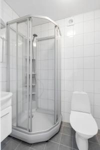 een witte badkamer met douche en toilet bij Arctic hilltop lodge - Room 4 in Guleng
