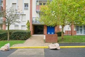 ein Gebäude mit zwei großen Felsen davor in der Unterkunft T2 spacieux - Lille Saint Maurice Pellevoisin in Lille