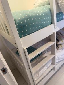 En eller flere senge i et værelse på Happy days cottage