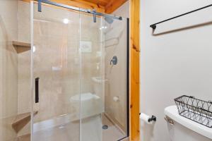 The Pacesetter Best Location on the Mountain في سنوشو: دش مع باب زجاجي في الحمام +31 صورة