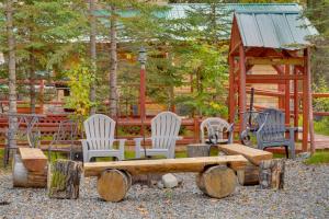 Κήπος έξω από το Lake Access at Peaceful Kenai Peninsula Getaway