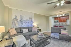 Khu vực ghế ngồi tại 8E Cozy Condo in Downtown Atlanta Hotel District