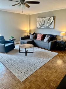 Khu vực ghế ngồi tại 8E Cozy Condo in Downtown Atlanta Hotel District