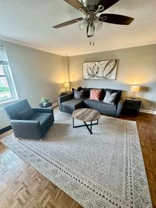 Khu vực ghế ngồi tại 8E Cozy Condo in Downtown Atlanta Hotel District