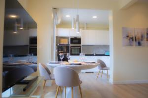 a kitchen and dining room with a table and chairs at Luminoso Bilbao in Bilbao