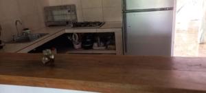 una cocina con refrigerador y encimera en DLuchy Casa Finca Rural cerca al mar, en San Bernardo del Viento