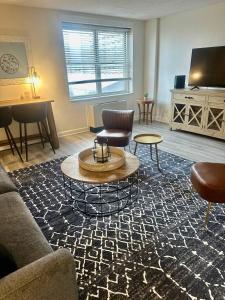 Μια τηλεόραση ή/και κέντρο ψυχαγωγίας στο 5J - 1BD 1BA Condo in Downtown Atlanta