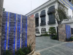 un bâtiment avec une clôture bleue devant lui dans l'établissement Chau Son Garden Hotel & Resort Ninh Binh, à Ninh Binh 38 autres photos