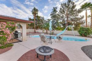 Πισίνα στο ή κοντά στο Swim with a View! Family Retreat Near Lake Havasu