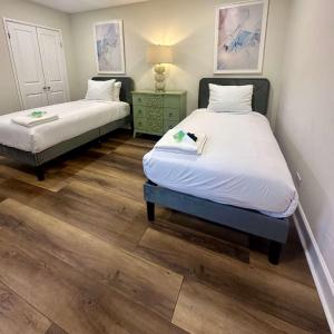 Postel nebo postele na pokoji v ubytování 2BR 2BA in Downtown Hotel District