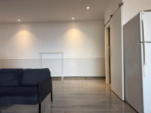 Lisbon Humberto Delgado AirportにあるLoft Storyのリビングルーム(青いソファ付)、廊下