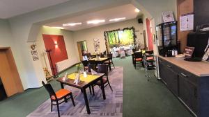 a restaurant with tables and chairs in a room at Hotel Stadt Magdeburg in Perleberg
