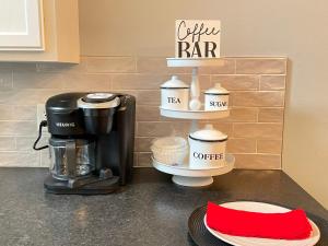 - un comptoir de cuisine avec une cafetière sur un comptoir dans l'établissement Stay at Steuben Hot Tub Remodeled Home, à Springdale 10 autres photos