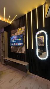 Μια τηλεόραση ή/και κέντρο ψυχαγωγίας στο Jacuzzi calms