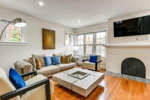 Χώρος καθιστικού στο Dogs Welcome! Stylish Detroit Tudor with Fenced Yard