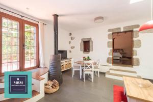 a living room with a kitchen and a dining room at Casa Brumas de Arbejales in Teror