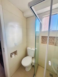 佩洛塔斯Apartamento pelotas的浴室配有马桶和玻璃淋浴房 更多3张照片