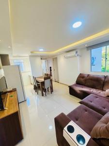 佩洛塔斯Apartamento pelotas的客厅里有一张沙发和一张桌子。