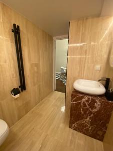 e bagno con servizi igienici e lavandino su un bancone. di Luxury New Wave LA ART Studio a Vilnius Altre 30 foto